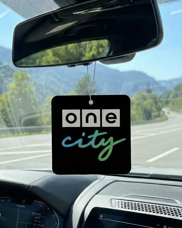 ריחנית ממותגת One City תלויה על מראה ברכב