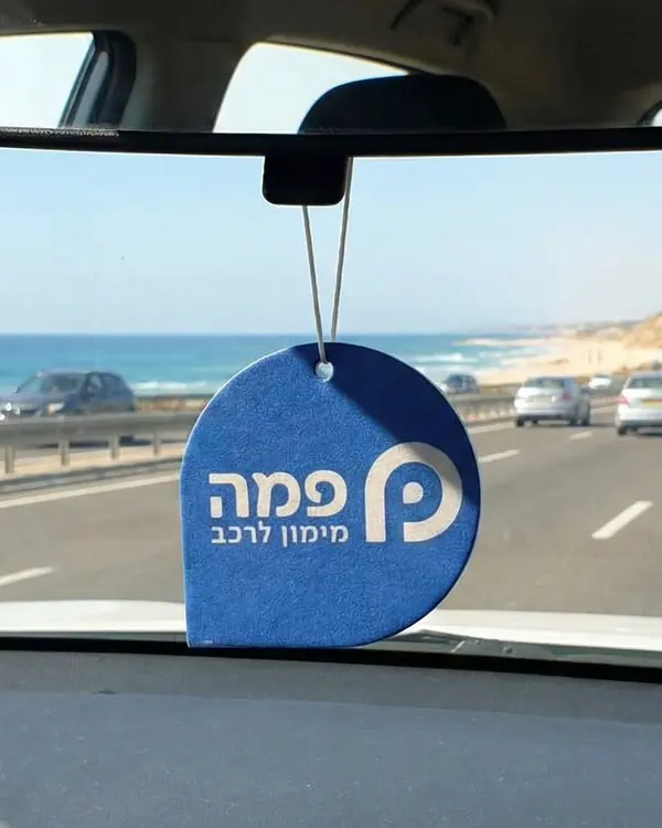 ריחנית ממותגת פמה תלויה על מראה ברכב
