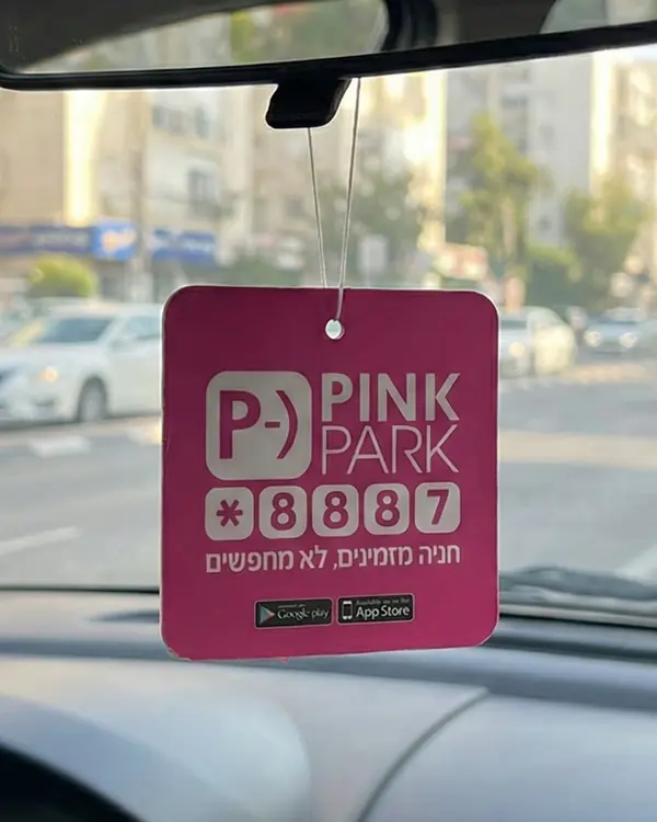 ריחנית ממותגת Pink Park תלויה על מראה ברכב