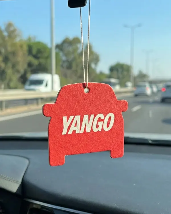 ריחנית ממותגת Yango תלויה על מראה ברכב